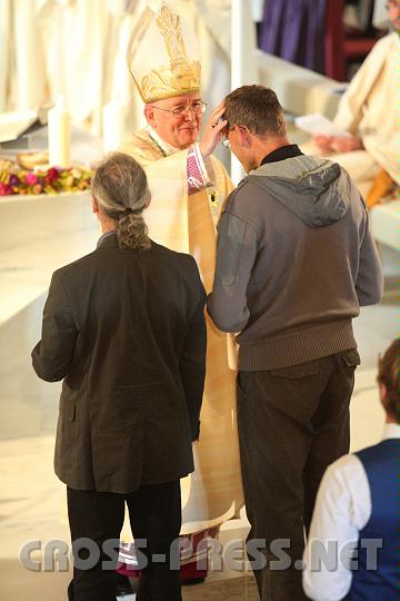 2010.09.12_12.37.36.jpg - Zwei der Restauratoren bringen das Gold als ihre Gabe.