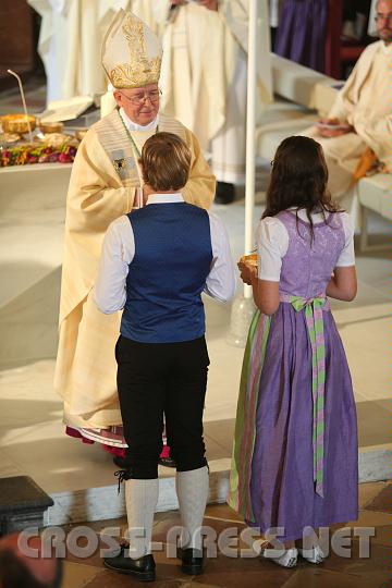 2010.09.12_12.37.53.jpg - Die Jugend tr�gt Brot und Wein vor den Altar.