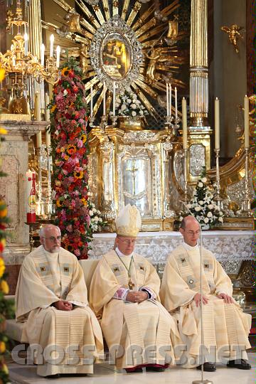 2010.09.12_11.31.42.jpg - Bischof K�ng und Mitzelebranten in der herrlich mit Blumen geschm�ckten Basilika unter der "Schmerzhaften Mutter".