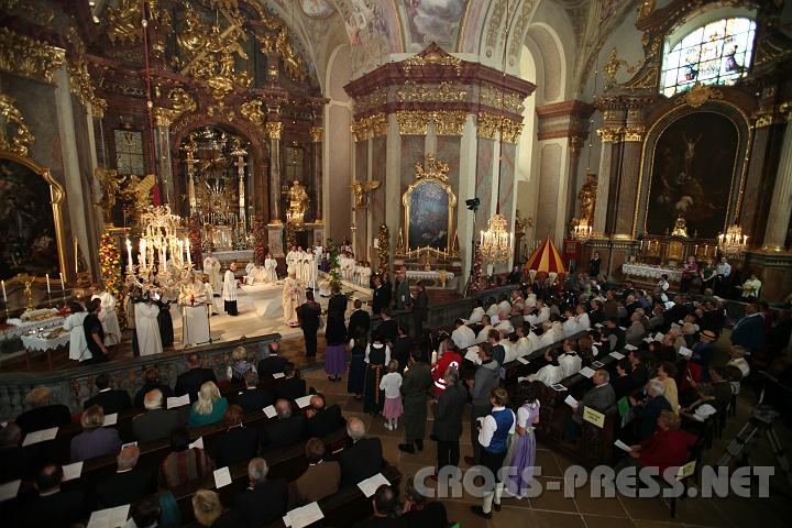 2010.09.12_12.34.26.jpg - Aus allen Teilen Nieder�sterreichs werden von Vertretern verschiedener Berufe und St�nde symbolische Gaben zum Altar gebracht.