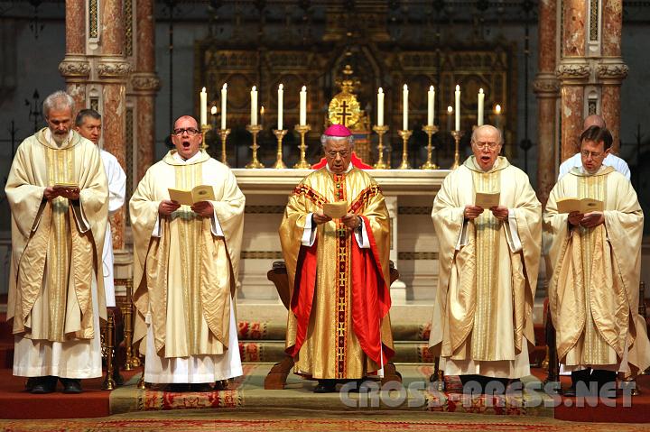 2010.09.25_09.34.41_01.jpg - P. Alexander Lainer, Prior P. Simeon Wester, Erzbischof Edmond Farhat, P. Josef Herget und Pfarrer Josef Hirnsperger zelebrierten den Sendungsfestgottesdienst.