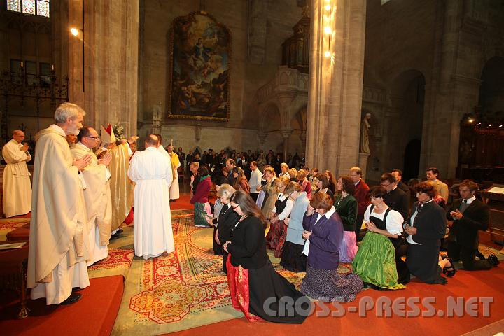 2010.09.25_10.49.19.jpg - Die Katechisten bekommen von Erzbischof Farhat f�r ihre zuk�nftige Aufgabe den bisch�flichen Segen.   Sie werden ihn brauchen, denn die Vorbereitung eines Katechumenen (Taufbewerbers) ist begleitintensiv und dauert mindestens 2 Jahre.