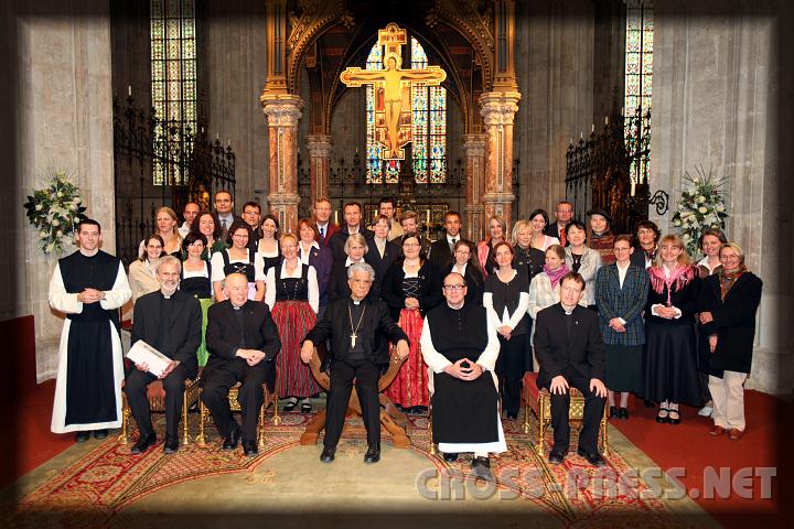 2010.09.25_11.53.21_b.jpg - Die Absolventen des LAK VII nach der Aussendung mit den Leitern P. Josef Herget und P. Alexander Lainer, Erzbischof Edmond Farhat und Gastgeber Prior P. Simeon Wester.