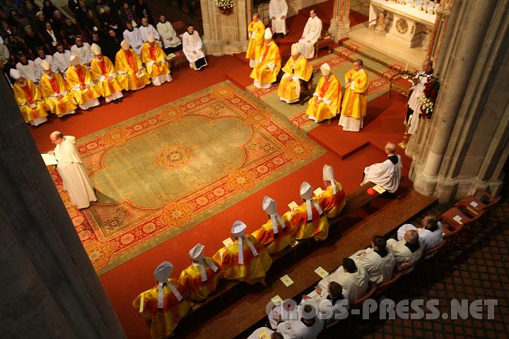 2010.11.15_19.23.31.jpg - Am Abend fand die hl.Pontifikalmesse mit allen �-Bisch�fen in der Stiftskirche statt.