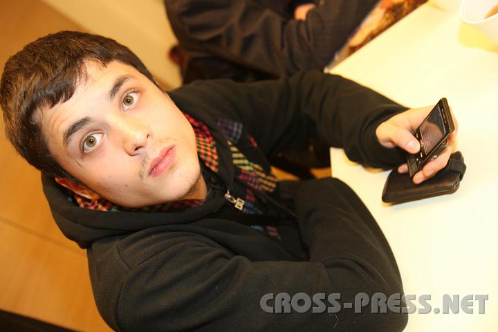 2010.12.07_23.48.39.jpg - Das Handy-Fummeln, immer und �berall.   ;(