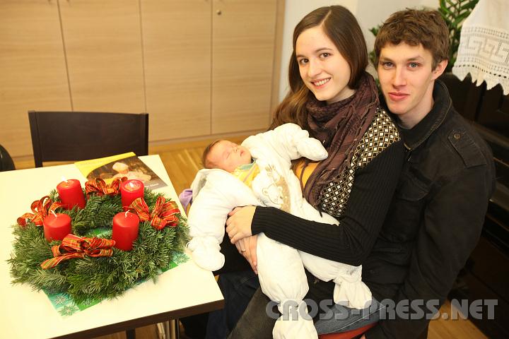 2010.12.08_00.16.22.jpg - Magdalena, mit 5 Wochen eine der J�ngsten der Jugendvigil, mit ihren Eltern.  :)
