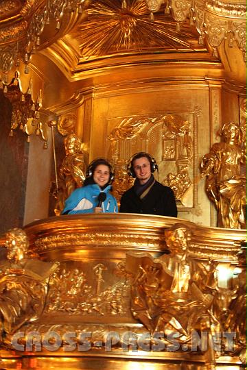 2010.12.07_21.00.14.jpg - Die "goldenen" Reporter Birgit Radinger und Andreas Steinmetz (zugleich Mitorganisator der Jugendvigil), moderierten live von der Predigtkanzel f�r Radio Maria.