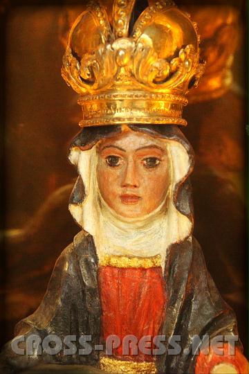 2010.12.07_23.25.23d.jpg - Maria von Maria Taferl ist sehr h�bsch: dezent geschminkt und sogar die Augenbrauen sind nach aktueller Mode geformt. ;)))