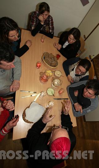 2011.02.19_21.37.11.jpg - Der Gebetskreis endete mit einer Diskussionsrunde.