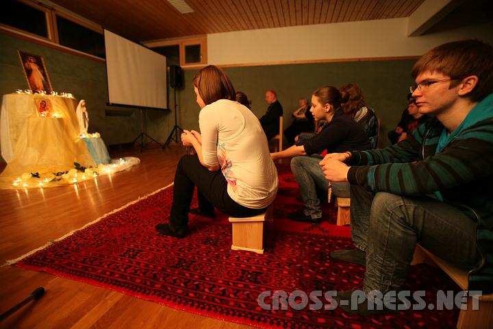 2011.02.19_19.24.03.jpg - Gebetskreis im Gebet.  :)