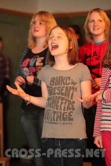 2011.02.19_19.59.45.jpg - Auch die Kleinen haben ihre Freude am Lobpreis.