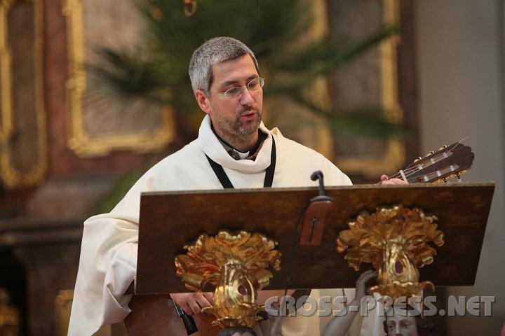 2011.03.19_10.17.37.jpg - Hw. Andreas Schätzle, ein "Loretto Urgestein" und wunderbarer Chanconier, preist den Herrn mit Lobgesang.  :)