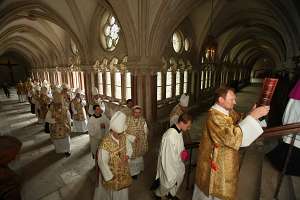 Feierliche Benediktion des Abtes Maximilian Heim Den Zelebranten voran schreitet Diakon Markus Michael Riccabona mit dem Evangelienbuch.