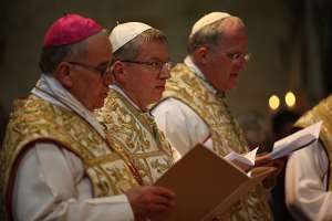 Feierliche Benediktion des Abtes Maximilian Heim Altabt Gregor und Altprior Christian weichen dem neuen Abt Maximilian nicht von der Seite.