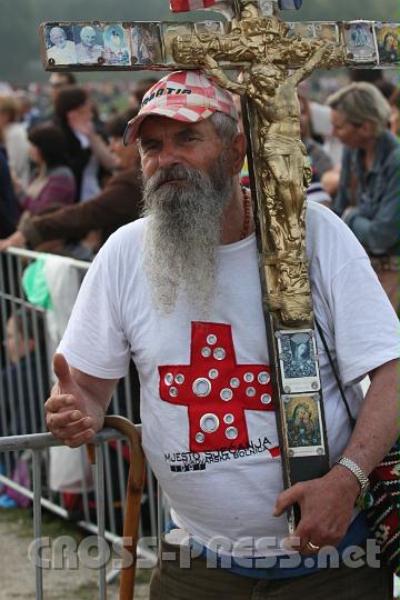 2011.06.05_08.05.37_01.jpg - "Spital von Vukovar - Ort der Erinnerung" steht auf dem T-Shirt des alten Mannes.   Er war einer der 4.000 Verwundeten, die in diesem Spital behandelt wurden, und hat -wie er sagte- den Massenmord von Ovcara im Jahre 1991 überlebt, bei welchem die Tschetniks 260 Menschen aus dem Spital entführt und dort umgebracht haben.