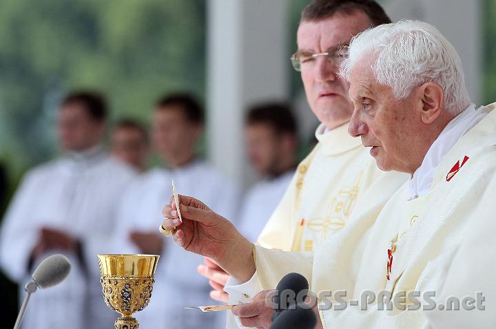 2011.06.05_11.50.34.jpg - Der Papst und das Lamm Gottes.