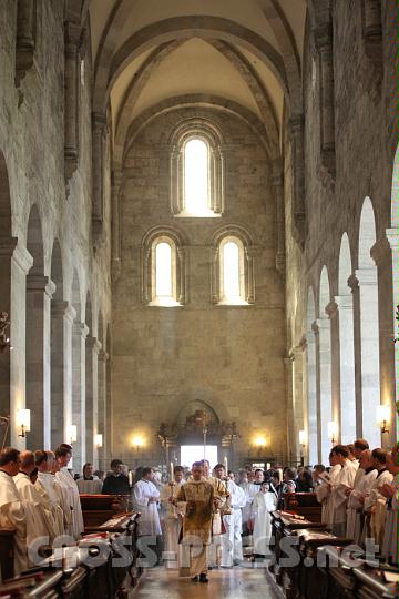 2011.06.19_16.05.05.jpg - Eindrucksvoller Einzug in die ehrwürdige Abteikirche.