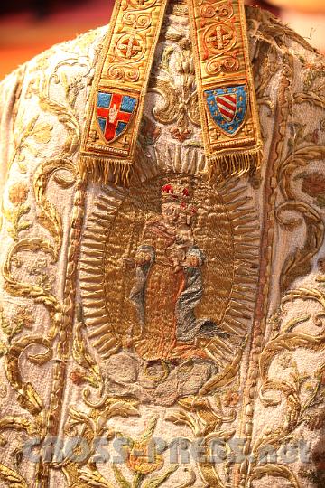 2011.08.15_15.23.35.jpg - Passend zu Mariä Himmelfahrt die Dalmatica mit Motiv der Muttergottes.