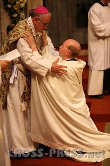 2011.08.15_16.05.14_01.jpg - Alle Mitbrüder gratulierten den Professanten mit einem Friedensgruß. Im Bild Altabt Gregor und P.Coelestin.