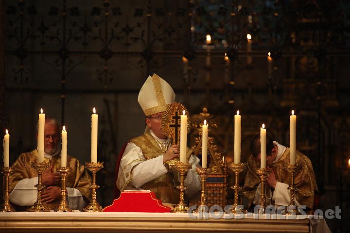 2011.08.15_17.14.46.jpg - Am Schluss gab der Abt allen den Segen mit Kreuzesreliquie.