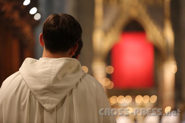 2012.04.05_19.18.48.jpg - Blick vom Chor auf Hauptaltar mit verhülltem Kruzifix.