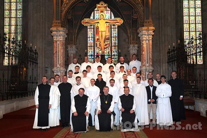 2012.04.08_10.58.20.jpg - Konvent des Stiftes Heiligenkreuz. Vorne: P.Bernhard Voicky, Abt Maximilian Heim und P.Karl Wallner.