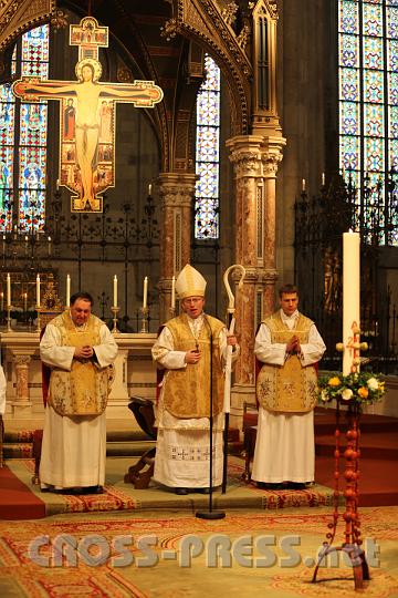 2012.04.08_09.29.56.jpg - Predigt beim Hochamt am Ostersonntag.