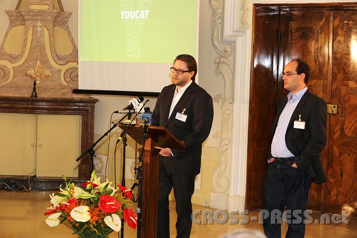 2012.04.27_14.37.27.jpg - Stefan Ahrens und Nils Baer präsentierten den Jugendkatechismus "YOUCAT im Web 2.0", von welchem schon 1,7 Millionen Exemplare in fast 30 Sprachen verkauft wurden und der im Facebook 26 Tausend "Likes" hat.   Der Bestseller wurde von der österreichischen Bischofskonferenz herausgegeben.