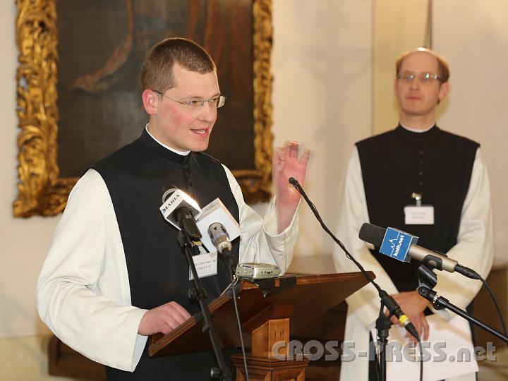 2012.04.27_17.18.10_01.jpg - Zu seinem Weltruhm gelangte Stift Heiligenkreuz durch ein wackeliges YoutTube-Video, das "Universal" aufgefallen ist.  Heute hat der "Monastic-Channel" auf YouTube über 2,4 Millionen Aufrufe und P.Kilian Müller, der selbst dank dem Internet Mönch wurde, seit kurzem eine (fast) professionelle Ausrüstung. :)