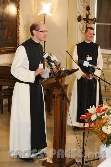 2012.04.27_17.24.42.jpg - Dank Internet kann man weltweit missionieren, auch wenn man hinter dicken Klostermauern sitzt.   Die für Facebook- und YouTube-Aktivitäten zuständigen Patres Johannes Paul Chavanne und Kilian Müller präsentierten ihre Mission im Internet, die "Gott zu den Menschen bringen und Menschen zu Gott führen" heißt.