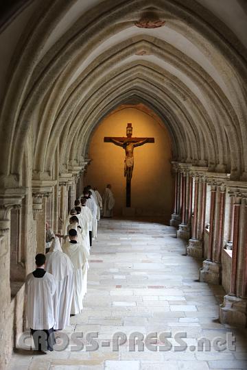 2012.04.27_18.46.24.jpg - Nach der Vesper gehen die Mönche ins Refektorium ...