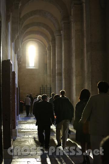 2012.04.27_18.47.25.jpg - ... und die Teilnehmer der Tagung ins Stifts-Restaurant. :)