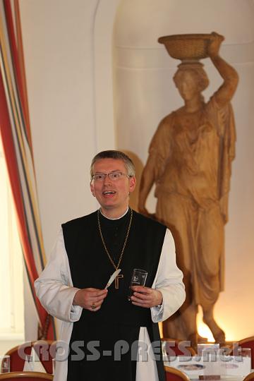 2012.04.27_19.02.14_01.jpg - Abt ruft zum Gebet vor dem Abendessen.