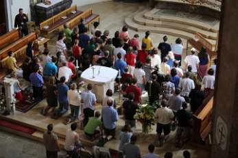 Donnerstag, 19.07.2012 Tag 3. Lebens&uuml;bergabe, Workshops Statt eines Vortrages im gro&szlig;en Zelt wie sonst gab es eine Katechese von...