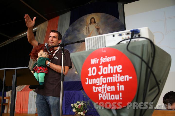 2012.07.17_16.19.56.jpg - Robert Schmalzbauer, der Gr�nder und Organisator des Treffens, begr��t die Teilnehmer - zusammen mit seiner Handpuppe "Emma".