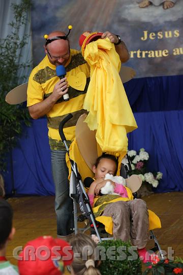 2012.07.20_09.05.14.jpg - Heuer haben Willi und Maja erstmals eine Baby-Biene dabei. Sie wird hier gerade mit Honig übergossen.  ;)