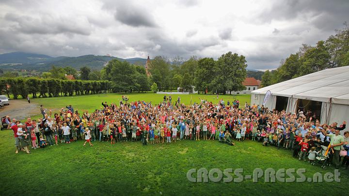 2012.07.20_11.14.32_r.jpg - "Großfamilienfoto" im Schlosspark neben dem Veranstaltungszelt. Im Hintergrund das Anbetungszelt, die Pfarrkirche Pöllau und die Wallfahrtskirche Pöllauberg.