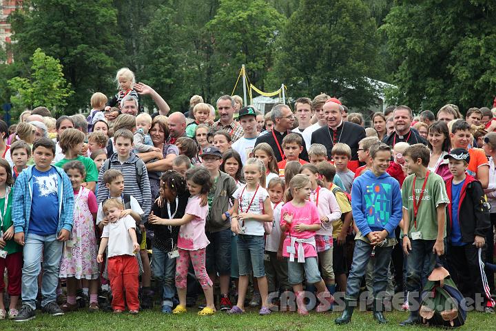 2012.07.20_11.16.45.jpg - Kardinal Schönborn stellte sich nicht in die erste Reihe, sondern mitten unter die Kinder. Mit ihm Gastgeber Pfarrer Roger Ibounigg und P.Andreas Hasenburger. Hinten winkt Hw. Andreas Schätzle.