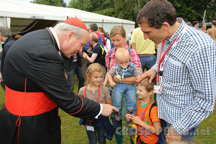 2012.07.20_11.18.57.jpg - Kardinal Schönborn nahm sich viel Zeit für die Familien: hier mit Familie Schmalzbauer.