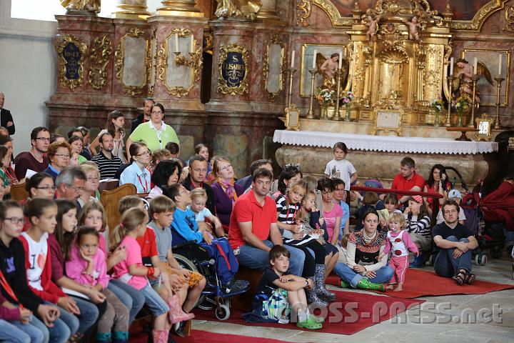 2012.07.20_11.50.22.jpg - Wenn die Bänke vollbesetzt sind, machen es sich die Familien auch auf den Teppichen gemütlich. :)