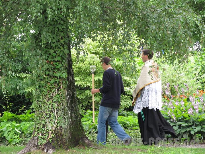 2012.07.20_12.53.17.jpg - Nach der Messe wird das Allerheiligste ins Anbetungszelt getragen.