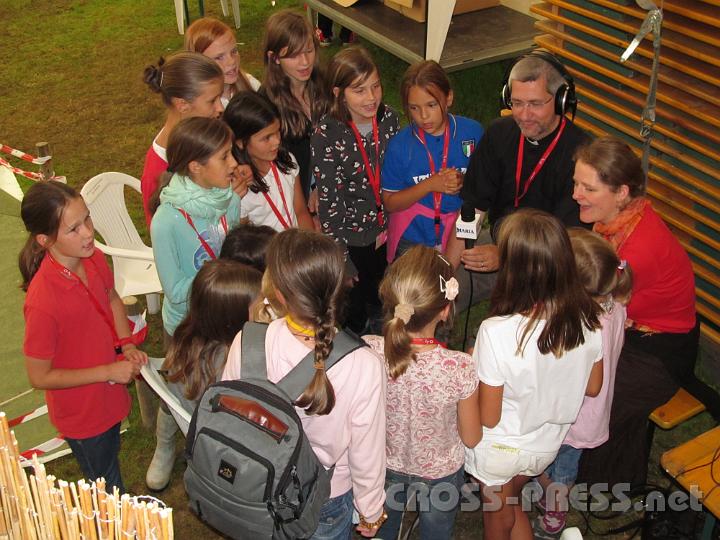 2012.07.20_13.52.58.jpg - Kinder singen live für Radio Maria, nachdem Hw. Andreas Schätzle Monika Hacker, die Pfarrhaushälterin, Mesnerin und "Pastoralassistentin" in Personalunion, interviewt hat.