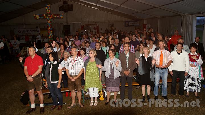 2012.07.20_20.29.07.jpg - Beim Jubiläumsfest in der ersten Reihe:  Pöllauer Bürger, die zum Treffen viel beigetragen haben.