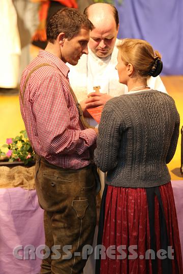 2012.07.20_21.10.02.jpg - Die Ehepartner reichen einander die Hände und umfassen zusammen ein Kreuz.