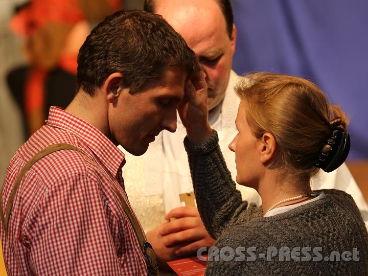 2012.07.20_21.10.29.jpg - Nach der erfolgten Erneuerung des Eheversprechens spenden die Eheleute einander den Segen.