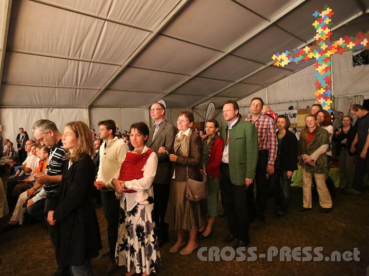 2012.07.20_21.11.48.jpg - Eheleute auf dem Weg zur Erneuerung ihres Eheversprechens.