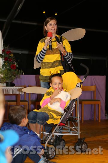 2012.07.21_09.16.58.jpg - Die Biene Maja (Birgit Linhart) mit "Babybiene" in einer Geschichte über den richtigen Einsatz des Rosenkranzes. Die Kinder lernen so auf humorvolle Weise über den Zusammenhang der Perlen mit den verschiedenen Gebeten.