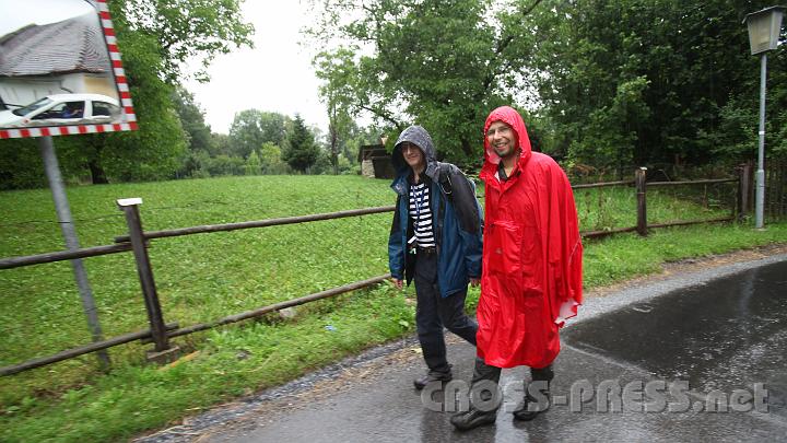 2012.07.21_13.35.24.jpg - Auf den Pöllauberg und zurück wurden Busse organisiert, aber einige wetterfeste Pilger ließen sich die besonderen Gnaden einer Fußwallfahrt nicht nehmen. :)