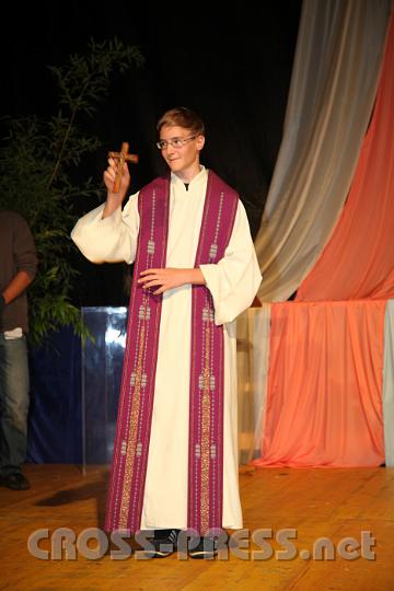 2012.07.21_20.01.25.jpg - Der "hl. Johannes Kapistran" beim Szenenspiel der Buben nach einem Theaterstück von Christoph Weiss über die Türkenbelagerung Wiens.