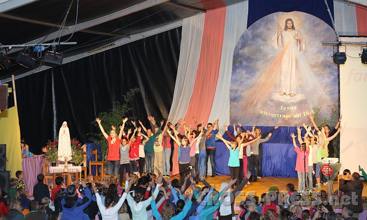 2012.07.21_20.16.43.jpg - Tanzperformance der Mädchen.